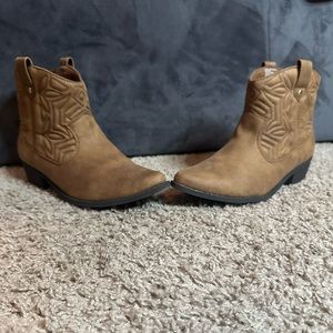 Perfect for Rodeo! Round’ em up into your cart. Light brown cowgirl boots